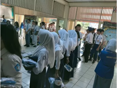 Pembagian seragam  sekolah SMA Yadika 4 